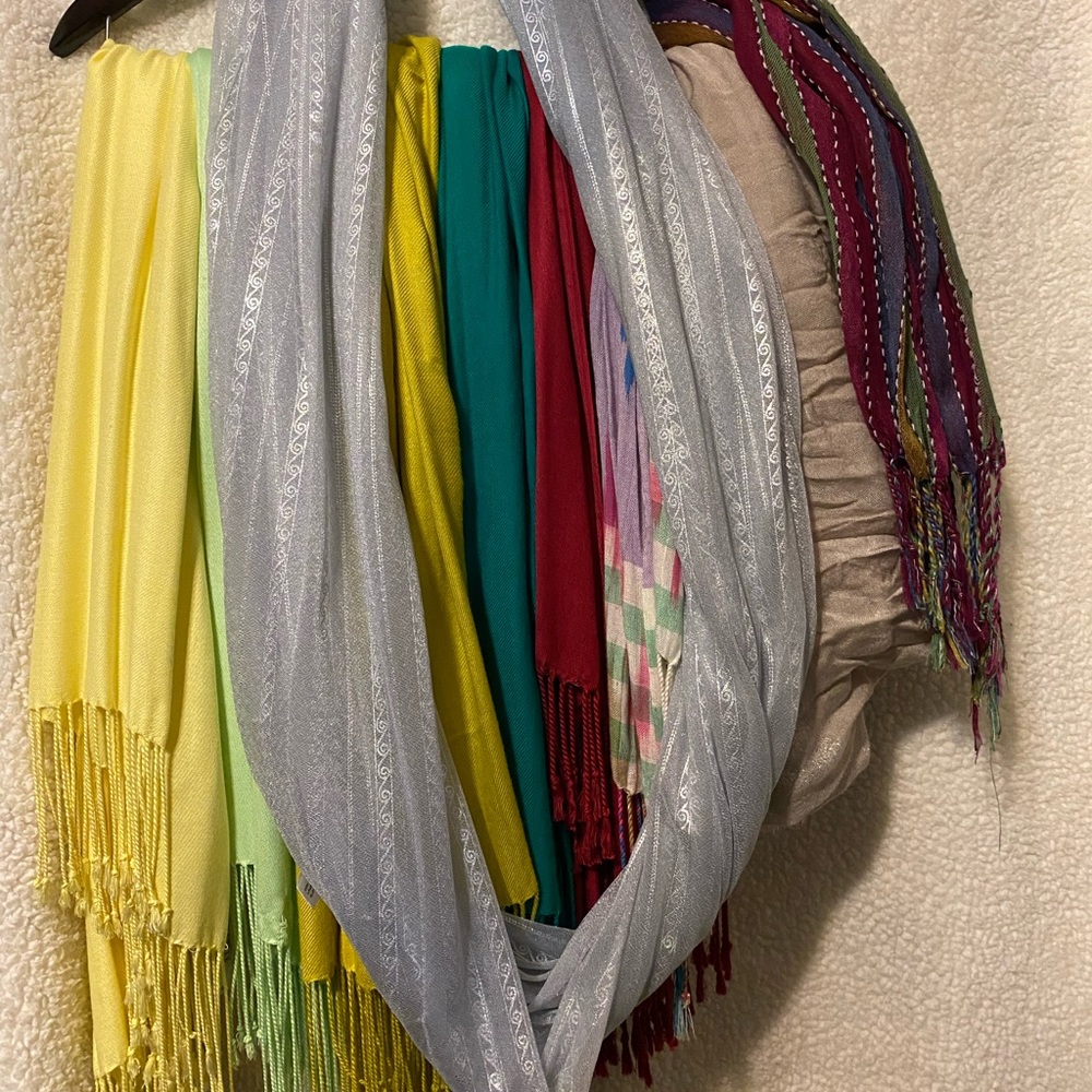 9 scarfs being sold as a “set”. 1 infinity scarf, 8 scarfs or wraps.
